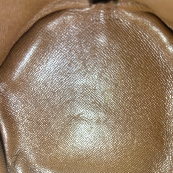Louis Vuitton bag great condition, minor wear and tear on the inside. - Picture 3 of 7